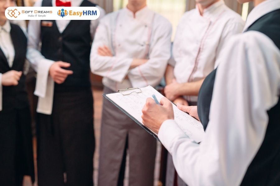Nhà hàng nên sử dụng phần mềm chấm công thay cho phương pháp truyền thống