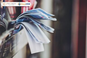 Dán tờ rơi tuyển dụng cũng được khá nhiều đơn vị lựa chọn 