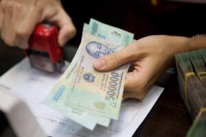 Tiền thưởng Tết tháng 13 bắt buộc khi để cập trong văn bản nội bộ