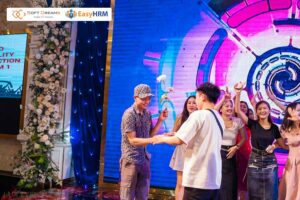 Trò chơi Year End Party - thử thách không được cười
