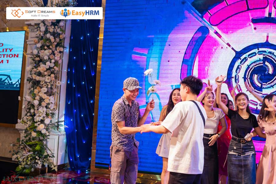 Trò chơi Year End Party - thử thách không được cười