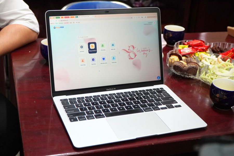 Nhân viên kỹ thuật của EasyHRM giải đáp những thắc mắc cho bộ phận nhân sự