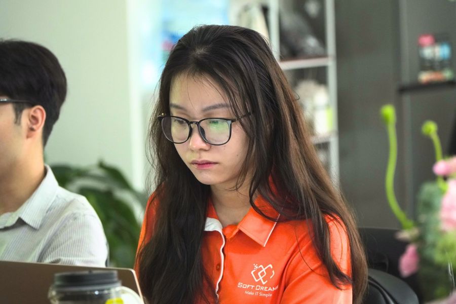 Chuyên viên của EasyHRM trong buổi làm việc