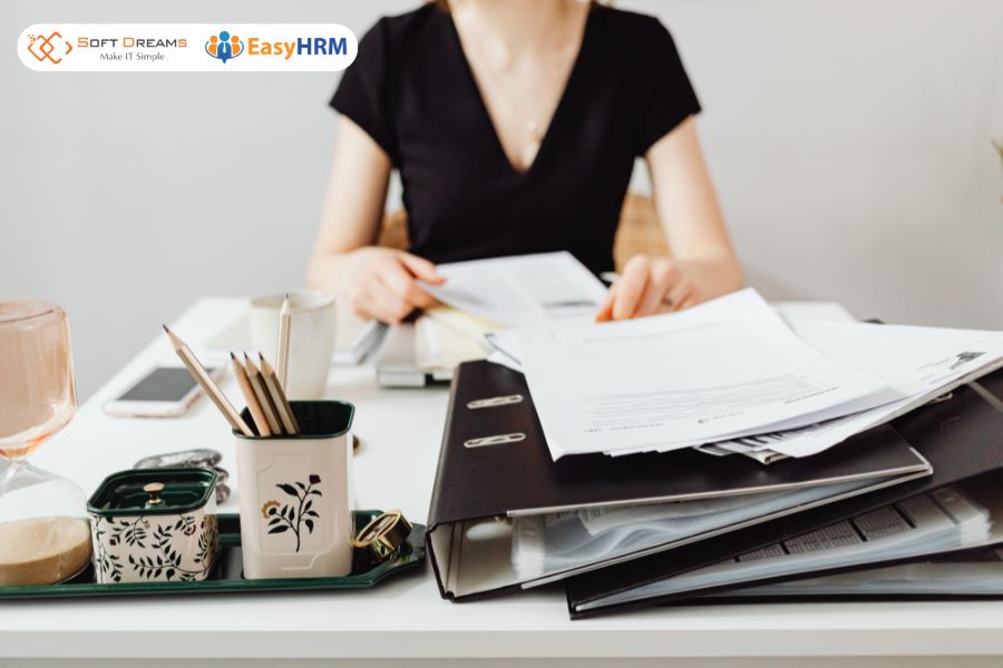 Nhân viên hành chính quản lý văn bản giấy tờ