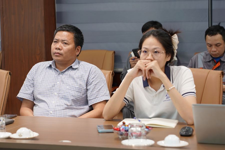 Ông Đào Sỹ Thăng (trái) - Trưởng phòng Hành chính
