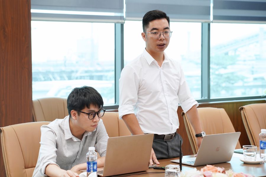 Chuyên viên EasyHRM chia sẻ trong buổi kick-off