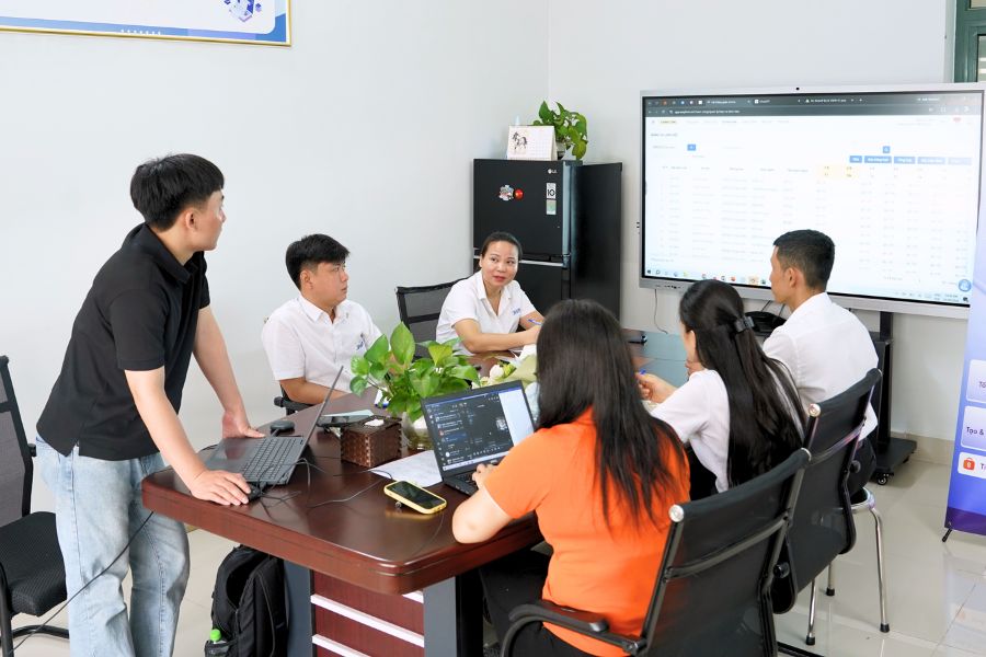 Buổi làm việc diễn ra trong không khí tập trung