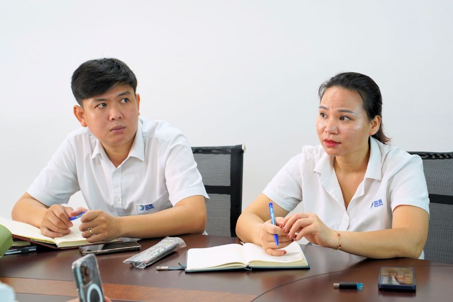 Chị Nguyễn Thị Hiển (phải), Trưởng phòng Nhân sự BlueView Việt Nam