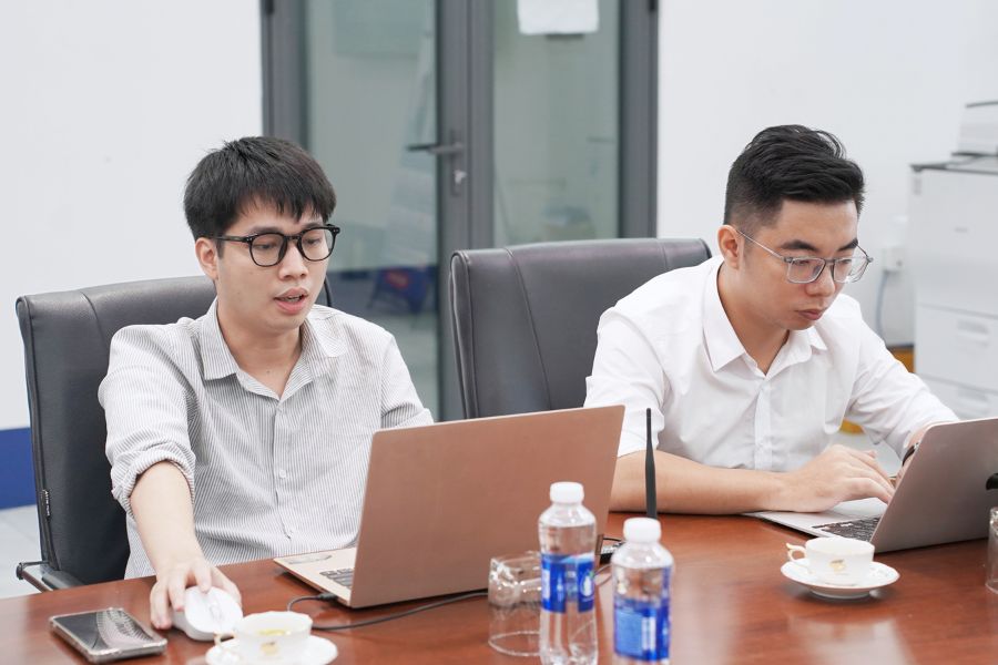Chuyên viên EasyHRM chia sẻ trong buổi làm việc