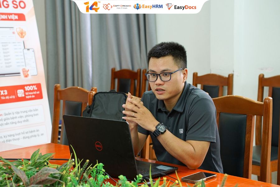 Chuyên viên EasyHRM - EasyDocs trình bày trong buổi Kick-off