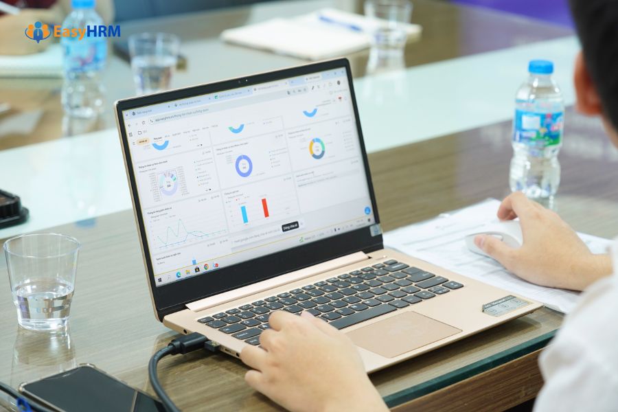 Chuyên viên EasyHRM demo trực tiếp trong buổi làm việc